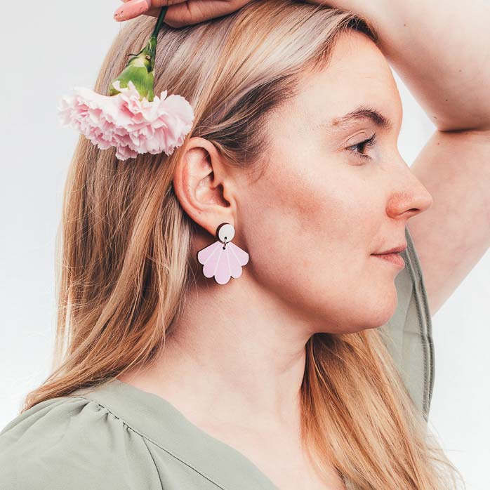 Siipeni kantaa tarina korvakorut suomalaiset Desantra puukorut