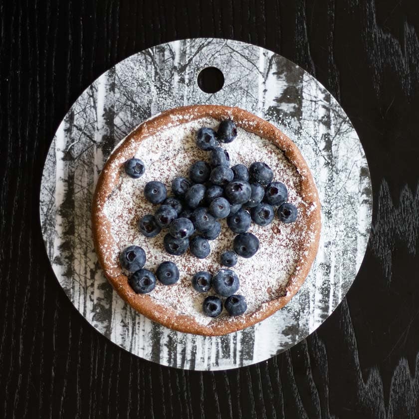 Puinen leikkuulauta suomalainen koivumetsä mustavalkoinen Miiko design