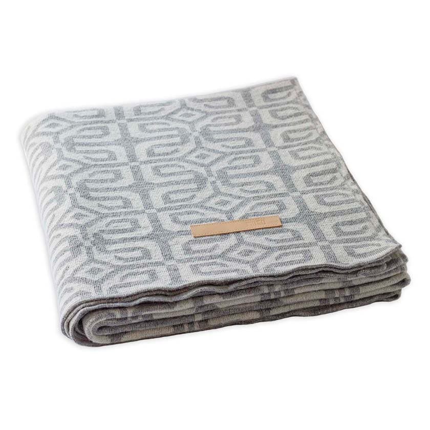 Suomalainen villahuopa vaalean harmaa torkkupeitto louhi miiko design