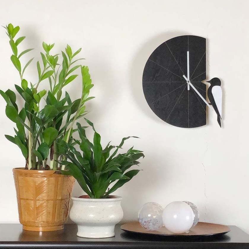 Suomalainen puinen seinäkello Tikka musta Pauliina Rundgren HandiCrafts