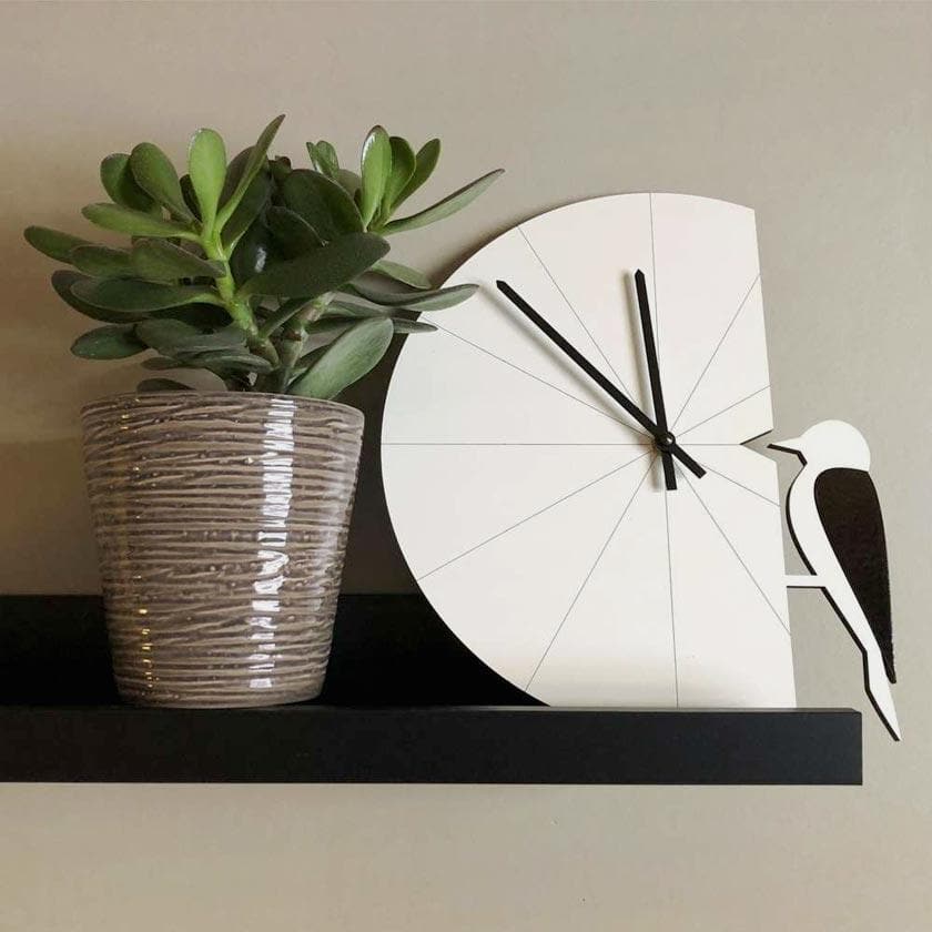 Valkoinen Tikka seinäkello suomalaista koivuvaneria Pauliina Rundgren HandiCrafts