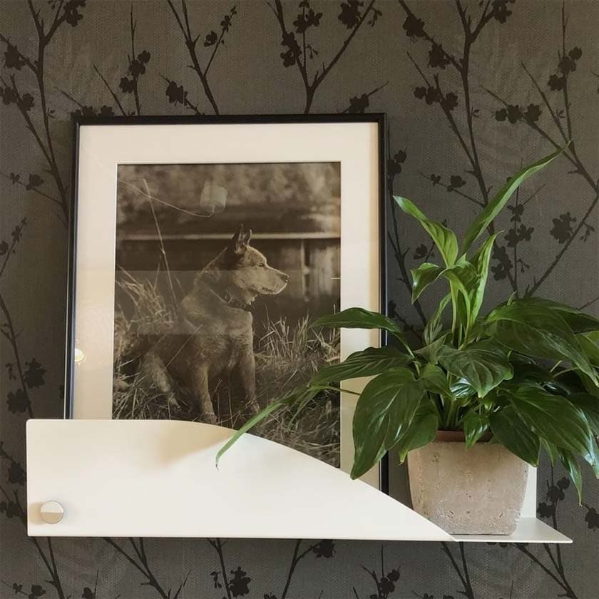 Valkoinen teräshylly suomalainen Saimaa seinähylly Pauliina Rundgren HandiCrafts