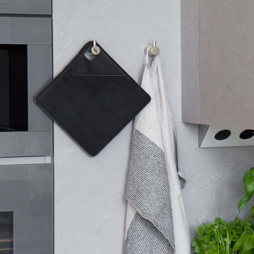 Nahkainen patalappu patakinnas hirvennahkaa suomalainen Miiko design