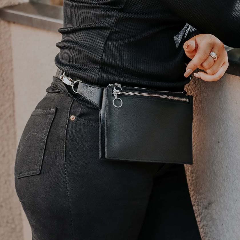 Vyölaukku hirvennahkaa Hippa musta nahkalaukku Miiko design suomalainen