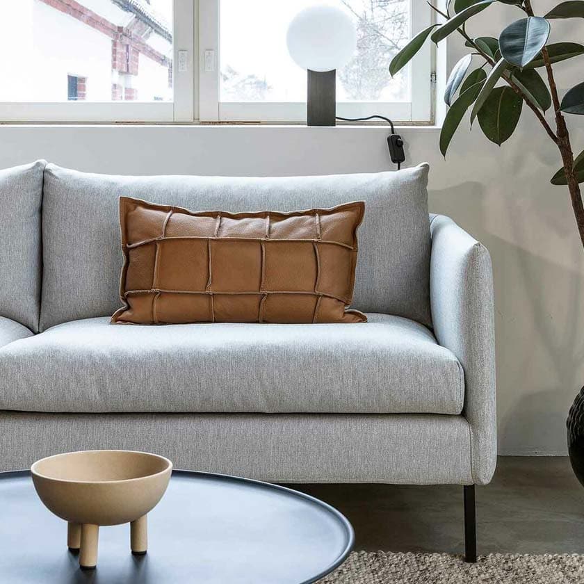 Ruskea konjakki nahkatyyny Väre Miiko design suomalainen sisustus sohvatyyny koristetyyny