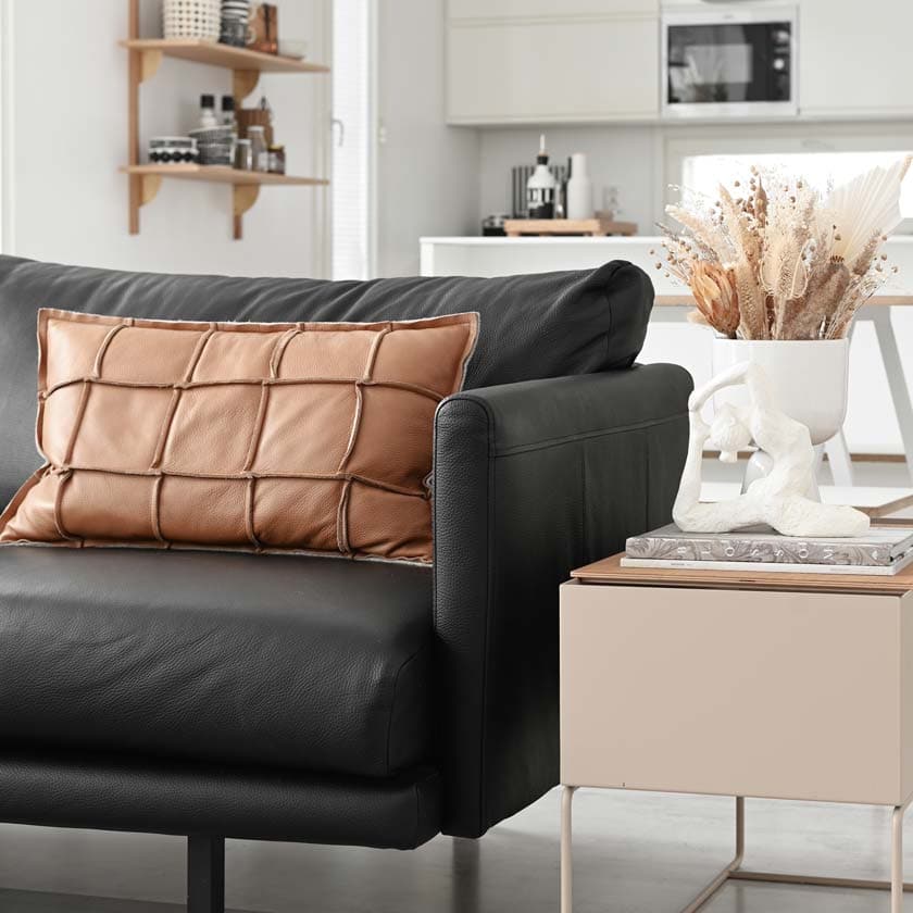 Ruskea konjakki nahkatyyny Väre Miiko design suomalainen sisustus sohvatyyny koristetyyny