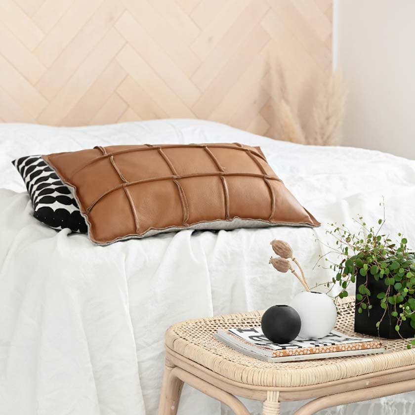 Ruskea konjakki nahkatyyny Väre Miiko design suomalainen sisustus sohvatyyny koristetyyny