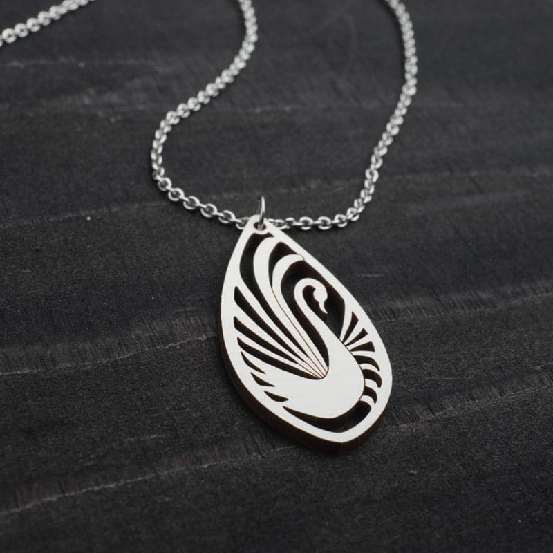 Joutsen kaulakoru suomainen design puuta Sanninco Kuhmo