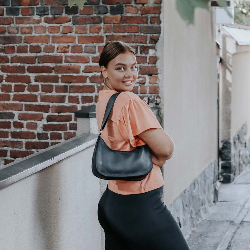 Suomalainen nahkalaukku olkalaukku hirvennahkaa musta käsilaukku Miiko design Rimma