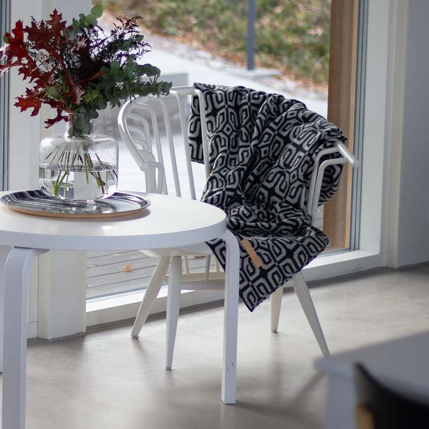 suomalainen villahuopa lampaanvillaa louhi viltti villapeitto mustavalkoinen miiko design